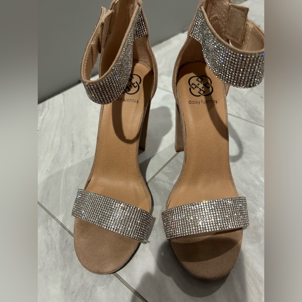 Daisy Fuentes gorgeous rhinestones block heels size 7.5